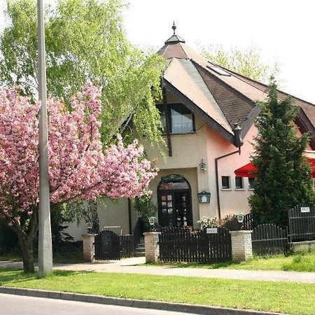 Kocsis Panzio Es Etterem Bed and Breakfast Komárom Εξωτερικό φωτογραφία