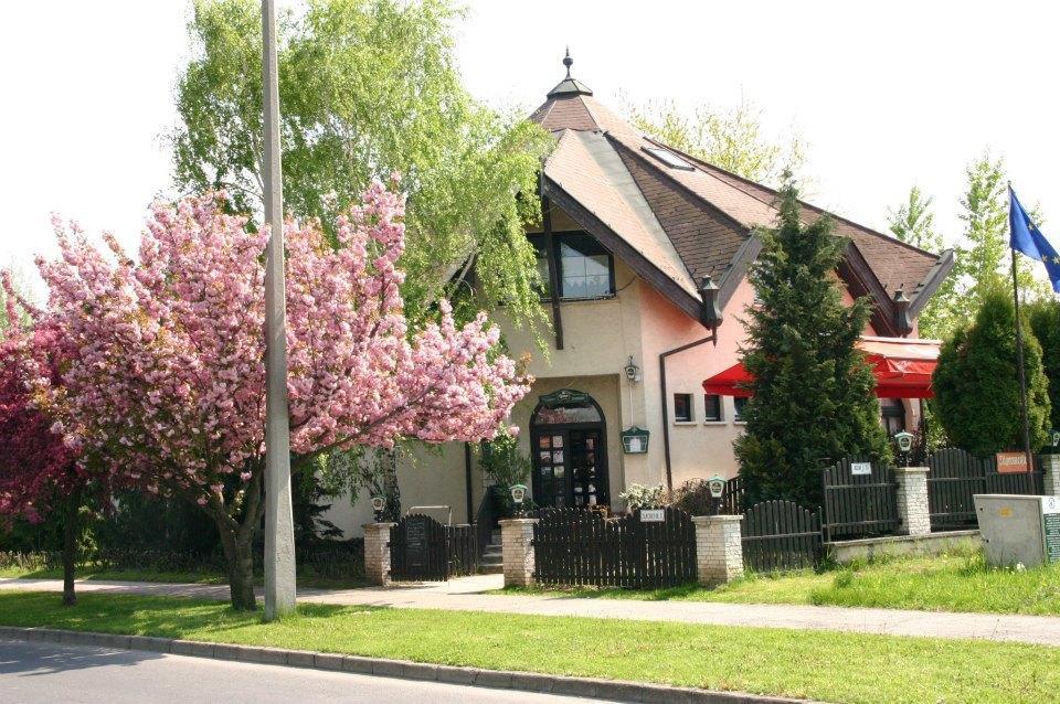 Kocsis Panzio Es Etterem Bed and Breakfast Komárom Εξωτερικό φωτογραφία