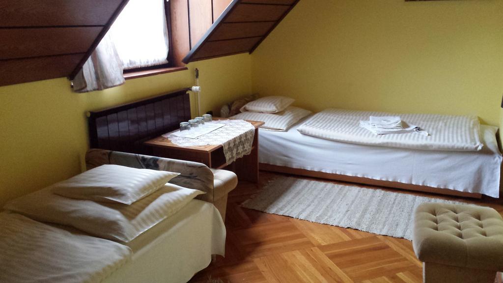 Kocsis Panzio Es Etterem Bed and Breakfast Komárom Δωμάτιο φωτογραφία