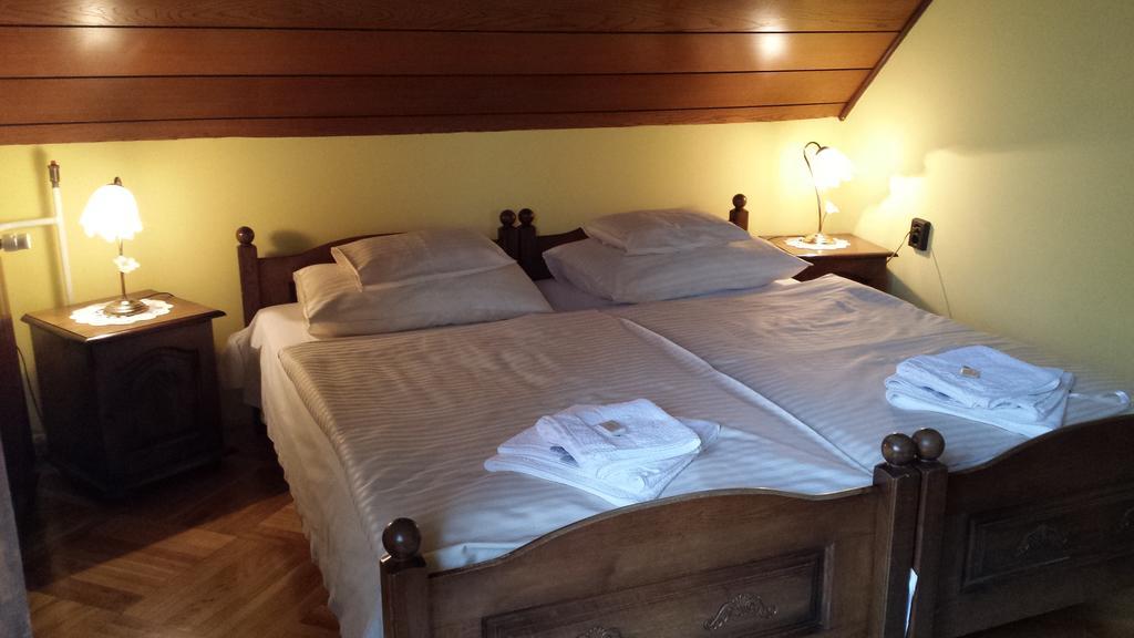 Kocsis Panzio Es Etterem Bed and Breakfast Komárom Δωμάτιο φωτογραφία