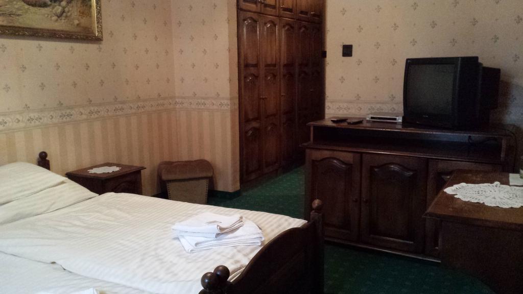 Kocsis Panzio Es Etterem Bed and Breakfast Komárom Δωμάτιο φωτογραφία