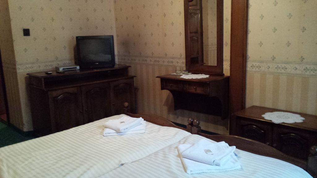 Kocsis Panzio Es Etterem Bed and Breakfast Komárom Δωμάτιο φωτογραφία