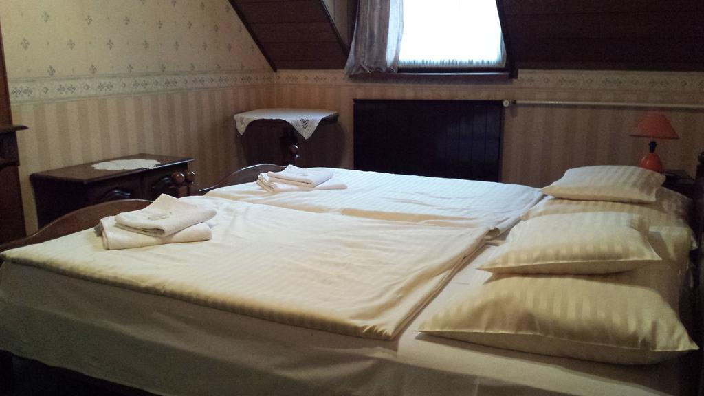 Kocsis Panzio Es Etterem Bed and Breakfast Komárom Δωμάτιο φωτογραφία