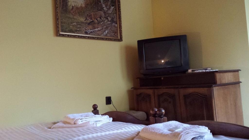 Kocsis Panzio Es Etterem Bed and Breakfast Komárom Δωμάτιο φωτογραφία
